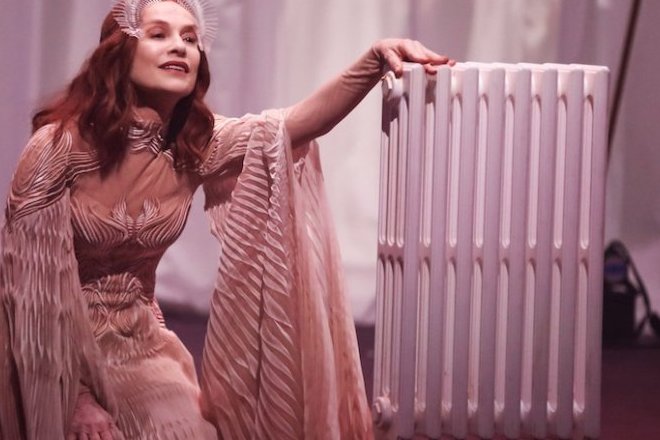 Bérénice d'après Racine par Romeo Castellucci avec Isabelle Huppert.